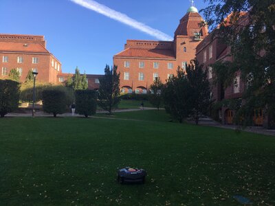 Zahrada na kampusu s autonomní sekačkou
