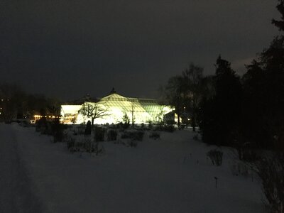 Botanická zahrada v noci - hlavní budova
